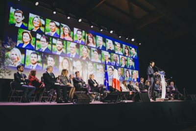Un groupe de personnes sur une estrade - Agrandir l'image 14 sur 20, fenêtre modale