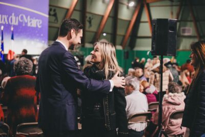 Monsieur le Maire salue une personne - Agrandir l'image 15 sur 20, fenêtre modale