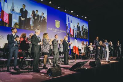 Un groupe de personnes sur une estrade - Agrandir l'image 16 sur 20, fenêtre modale