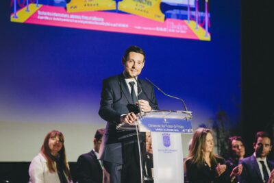 Monsieur le Maire devant un pupitre  - Agrandir l'image 17 sur 20, fenêtre modale