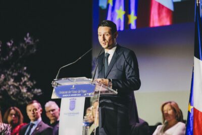 Monsieur le Maire devant un pupitre  - Agrandir l'image 18 sur 20, fenêtre modale