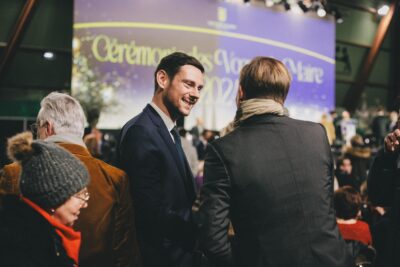 Monsieur le Maire salue une personne - Agrandir l'image 6 sur 20, fenêtre modale