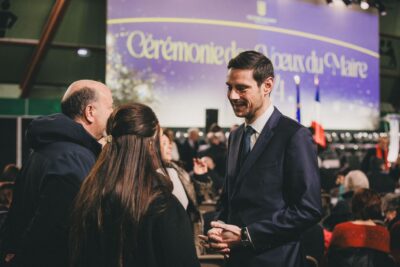 Monsieur le Maire discute avec deux personnes - Agrandir l'image 8 sur 20, fenêtre modale