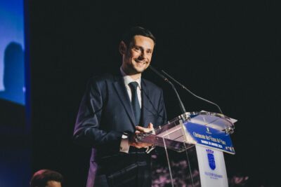 Monsieur le Maire devant un pupitre  - Agrandir l'image 20 sur 20, fenêtre modale