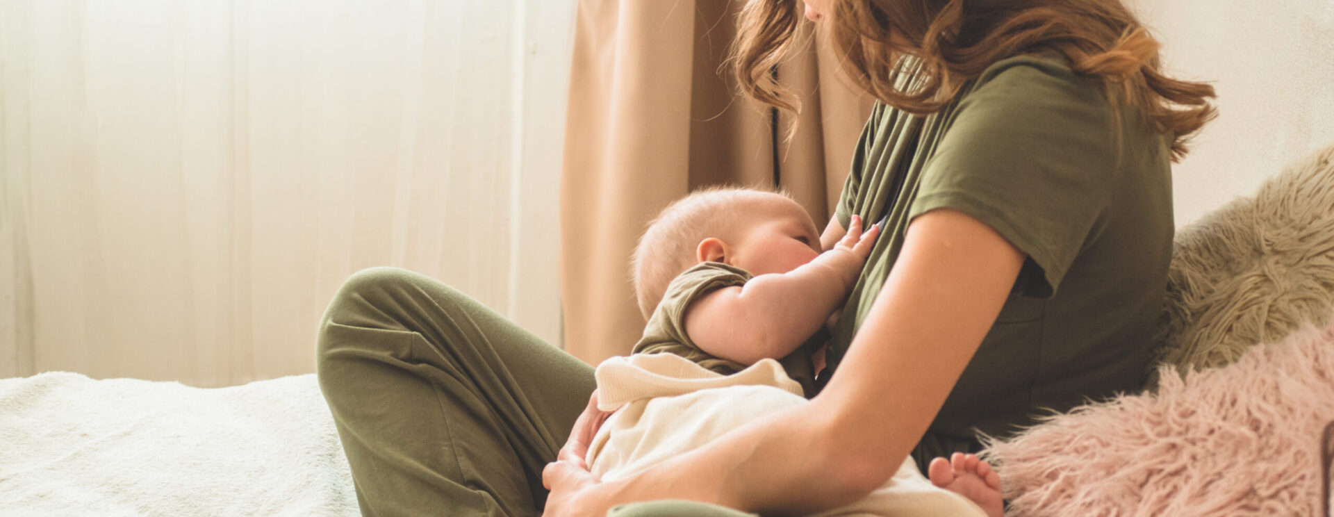 Une mère qui allaite son enfant.
