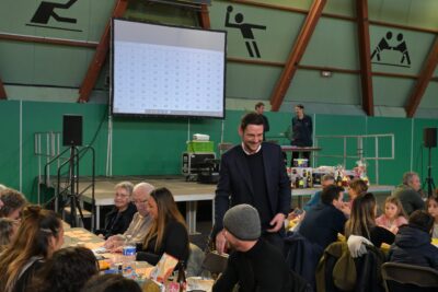Monsieur le Maire qui passe dans l'allée du loto - Agrandir l'image 3 sur 15, fenêtre modale