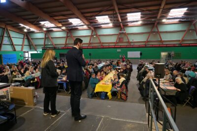 Deux personnes sur la scène d'un loto - Agrandir l'image 4 sur 15, fenêtre modale