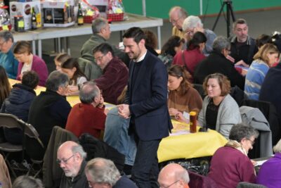 Personnes qui jouent au loto, Monsieur le Maire qui passe au milieu de l'allée - Agrandir l'image 6 sur 15, fenêtre modale
