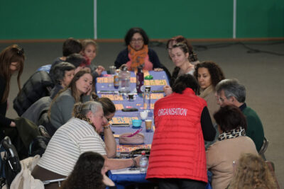Personne qui anime un loto avec joueurs - Agrandir l'image 9 sur 15, fenêtre modale