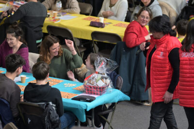 Personne qui anime un loto avec joueurs - Agrandir l'image 10 sur 15, fenêtre modale