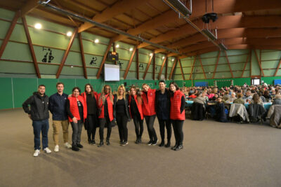 Personnes qui se tiennent par les épaules dans un gymnase - Agrandir l'image 14 sur 15, fenêtre modale