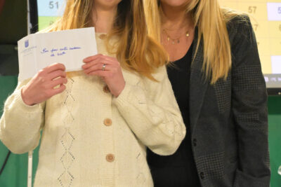 Femme qui tient une enveloppe dans les mains - Agrandir l'image 15 sur 15, fenêtre modale