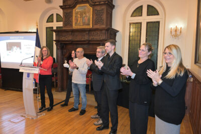 Groupe de personnes applaudissant - Agrandir l'image 2 sur 18, fenêtre modale