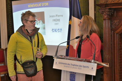 Deux personnes discutant devant un pupitre - Agrandir l'image 3 sur 18, fenêtre modale