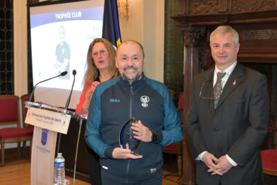 Une personne présente son trophée - Agrandir l'image 4 sur 18, fenêtre modale