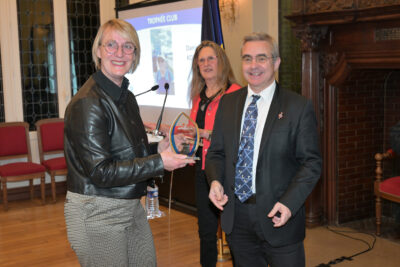 Une personne présente son trophée - Agrandir l'image 5 sur 18, fenêtre modale