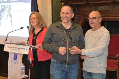 Une personne présente son trophée - Agrandir l'image 6 sur 18, fenêtre modale