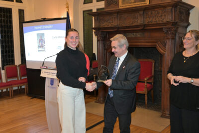 Une personne remet un trophée - Agrandir l'image 7 sur 18, fenêtre modale