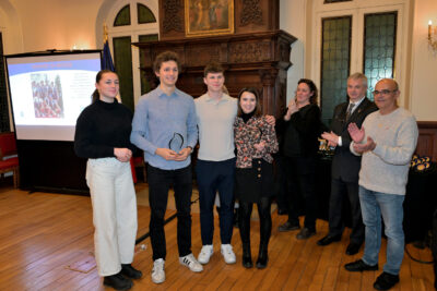 Un groupe de personnes avec un trophée - Agrandir l'image 8 sur 18, fenêtre modale