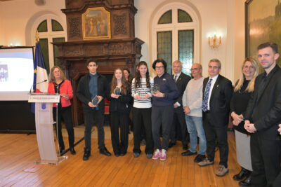 Un groupe de personnes avec un trophée - Agrandir l'image 9 sur 18, fenêtre modale