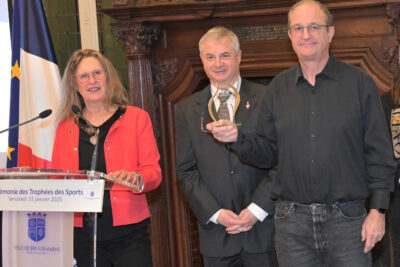 Trois personnes devant un pupitre - Agrandir l'image 10 sur 18, fenêtre modale