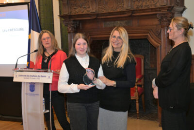 Une personne remet un trophée - Agrandir l'image 11 sur 18, fenêtre modale