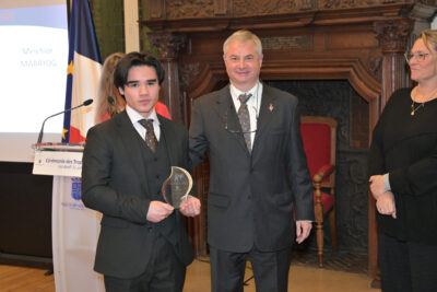 Une personne présente son trophée - Agrandir l'image 12 sur 18, fenêtre modale