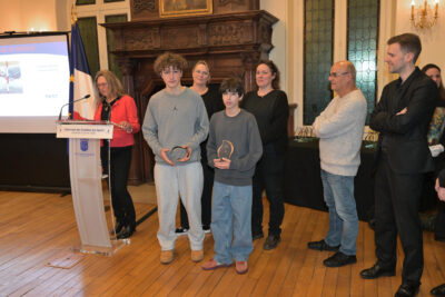 Deux jeunes hommes avec un trophée - Agrandir l'image 13 sur 18, fenêtre modale