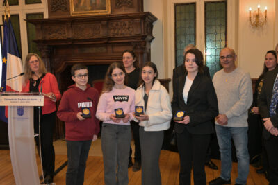 Un groupe de jeunes personnes avec une médaille - Agrandir l'image 14 sur 18, fenêtre modale