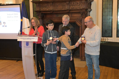 Deux jeunes hommes reçoivent une médaille - Agrandir l'image 15 sur 18, fenêtre modale