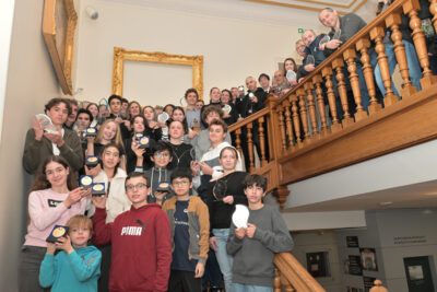Un groupe de personnes dans les escaliers avec des trophées et médailles - Agrandir l'image 17 sur 18, fenêtre modale