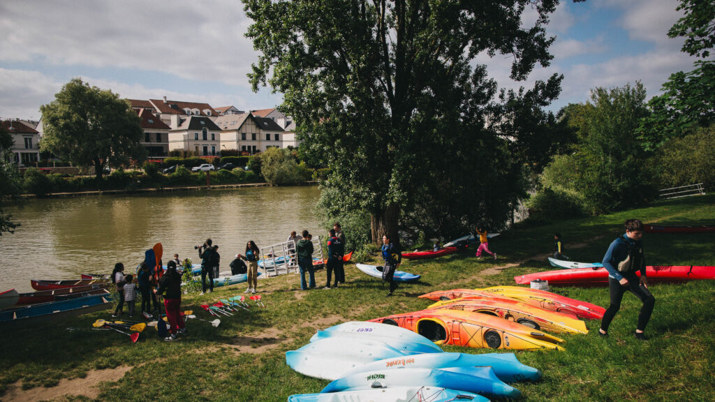 Kayak au bord de la Marne - Agrandir l'image, fenêtre modale