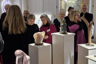 Des visiteurs admirant les œuvres d'art - Agrandir l'image 3 sur 10, fenêtre modale