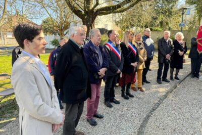 Moment solennel devant la stèle du "Cessez-le-feu" en Algérie - Agrandir l'image 2 sur 8, fenêtre modale