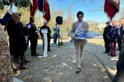 Un membre du CMJ vient déposer une gerbe de fleurs - Agrandir l'image 7 sur 8, fenêtre modale