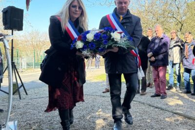 Deux élus viennent déposer une gerbe de fleurs - Agrandir l'image 6 sur 8, fenêtre modale
