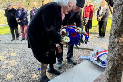 Deux membres des comités locaux d’Anciens Combattants viennent déposer une gerbe de fleurs - Agrandir l'image 5 sur 8, fenêtre modale