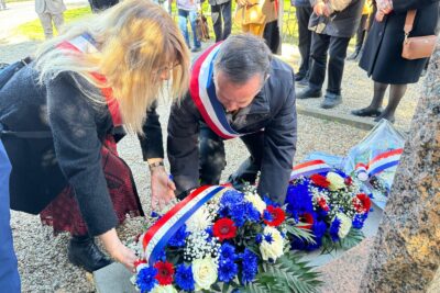 Deux élus viennent déposer une gerbe de fleurs - Agrandir l'image 3 sur 8, fenêtre modale
