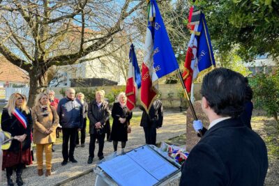 Moment solennel devant la stèle du "Cessez-le-feu" en Algérie - Agrandir l'image 4 sur 8, fenêtre modale