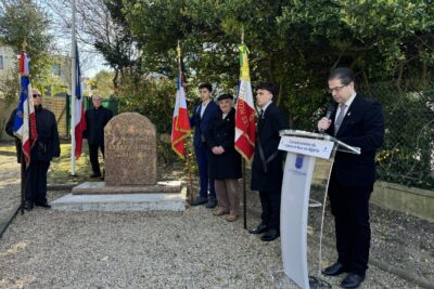 Moment solennel devant la stèle du "Cessez-le-feu" en Algérie - Agrandir l'image 1 sur 8, fenêtre modale