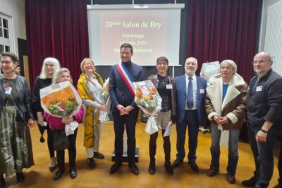 Monsieur le Maire accompagné de plusieurs personnes récompensées - Agrandir l'image 5 sur 10, fenêtre modale
