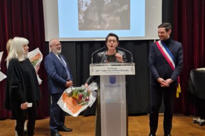 Monsieur le Maire accompagné de plusieurs personnes devant le pupitre - Agrandir l'image 7 sur 10, fenêtre modale