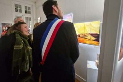 Monsieur le Maire admirant les œuvres d'art - Agrandir l'image 4 sur 10, fenêtre modale