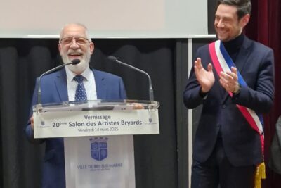 Monsieur le Maire applaudit devant le pupitre - Agrandir l'image 1 sur 10, fenêtre modale