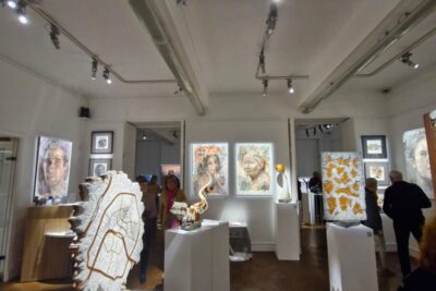 Peintures de l'artiste Eric Javiol et sculptures de l'artiste Kazik Gasior - Agrandir l'image 8 sur 10, fenêtre modale