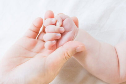 Une mère qui tient la main de son enfant - Agrandir l'image, fenêtre modale