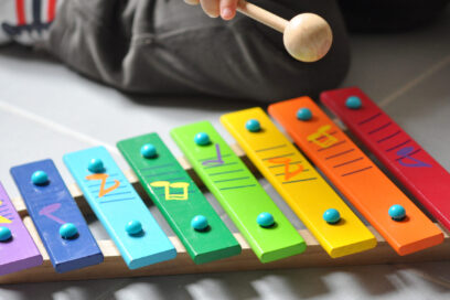 Un enfant jouant avec un xylophone - Agrandir l'image, fenêtre modale