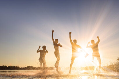 Jeunes s'amusant dans l'eau - Agrandir l'image, fenêtre modale