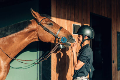 Une cavalière avec son cheval - Agrandir l'image, fenêtre modale