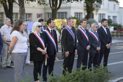 Plusieurs élus se recueillent devant le monument aux morts - Agrandir l'image 2 sur 7, fenêtre modale